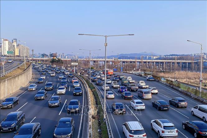Trong ảnh: Đường cao tốc Gangbyeon chạy dọc bờ sông Hàn ở Seoul luôn trong tình trạng quá tải do lưu lượng xe ô tô ngày càng nhiều. Ảnh: Anh Nguyên, PV TTXVN tại Hàn Quốc
