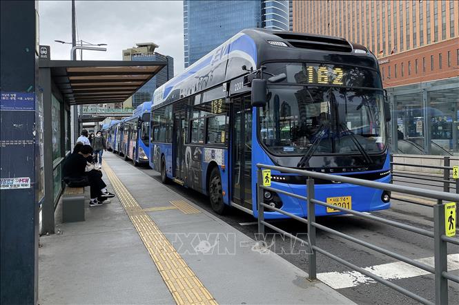 Trong ảnh: Xe buýt điện dần trở nên phổ biến ở thủ đô Seoul. Ảnh: Anh Nguyên-PV TTXVN tại Hàn Quốc