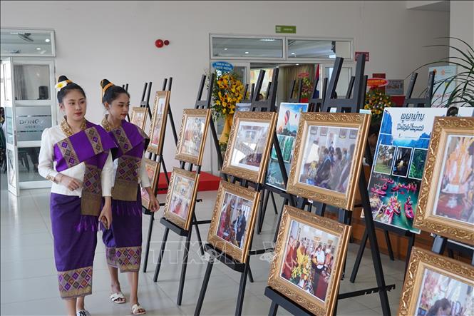 Trong ảnh: Sinh viên tham quan triển lãm ảnh về giao lưu văn hóa giữa Việt Nam và Lào nhân dịp Tết cổ truyền Bunpimay tại Đà Nẵng. Ảnh: TTXVN phát