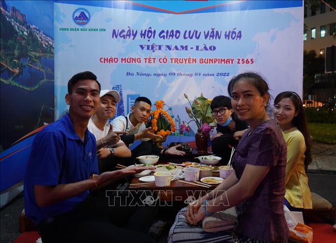 Trong ảnh: Sinh viên Lào và Việt Nam giao lưu tìm hiểu ẩm thực của hai nước nhân dịp Tết cổ truyền Bunpimay tại Đà Nẵng, Ảnh: TTXVN phát