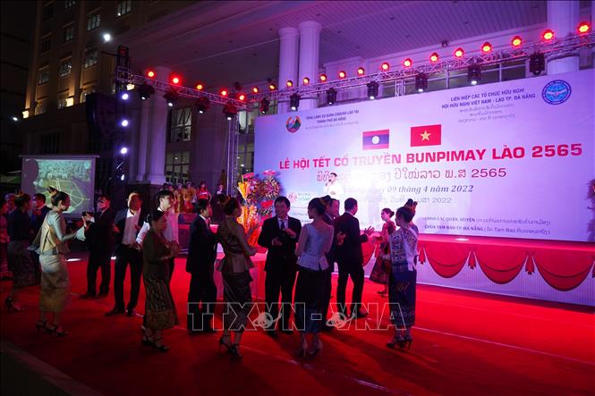 Trong ảnh: Đại biểu hai nước tham gia giao lưu tại chương trình Tết cổ truyền Bunpimay Lào ở Đà Nẵng. Ảnh: TTXVN phát
