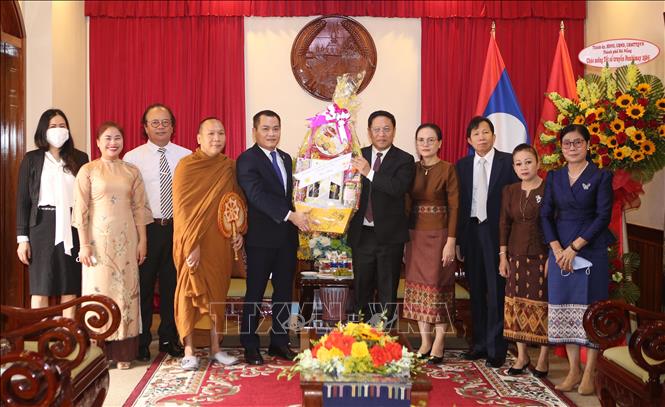 Photo: Delegation of Da Nang city officials present a gift to Lao Consulate General. VNA Photo: Trần Lê Lâm