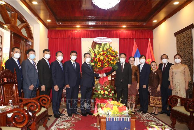 Photo: Delegation of Da Nang city officials present a gift to Lao Consulate General. VNA Photo: Trần Lê Lâm