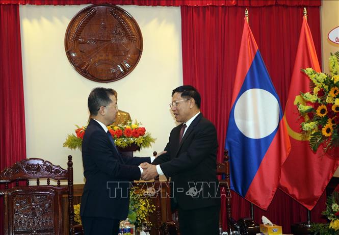 Photo: Secretary of Da Nang Party Committee Nguyen Van Quang (L) congratulates Viengxay Phomachanh, Consul General of Laos in Da Nang, on the occasion of Laos’ traditional New Year festival (Bunpimay). VNA Photo: Trần Lê Lâm