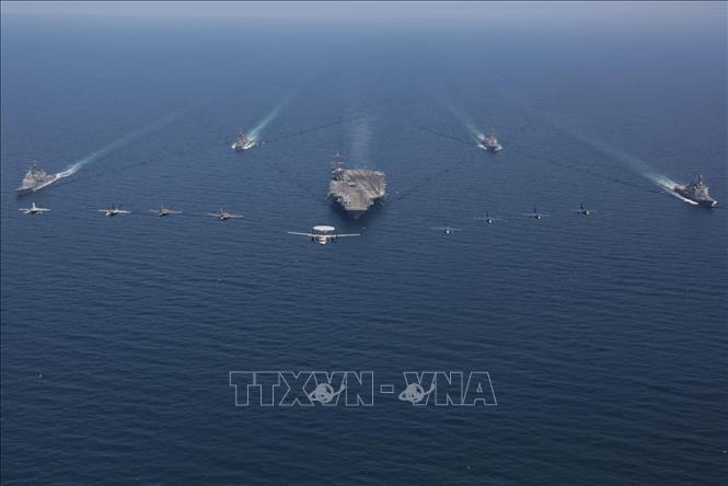 Trong ảnh: Tàu sân bay Abraham Lincoln của Mỹ tham gia cuộc tập trận chung với Lực lượng Phòng vệ trên biển (MSDF) của Nhật Bản ngày 12/4/2022. Ảnh: Yonhap/TTXVN