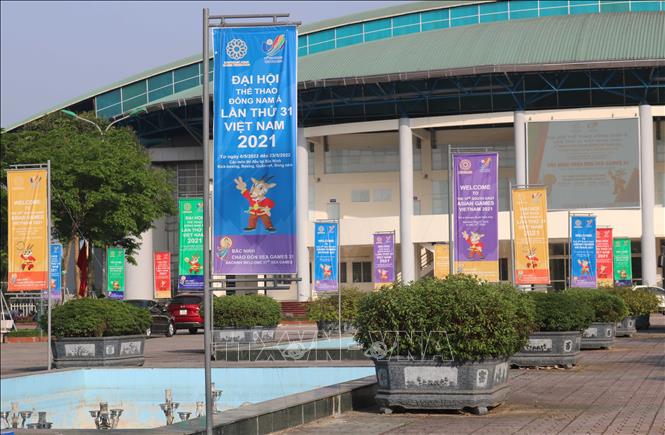 Phướn trang trí tuyên truyền SEA Games 31 được treo trước cửa Nhà thi đấu đa năng tỉnh Bắc Ninh. Ảnh: Thanh Thương - TTXVN
