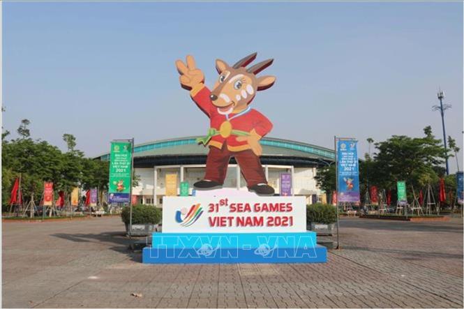 Biểu tượng SEA Games 31 được trang trí trước cửa Nhà thi đấu đa năng tỉnh Bắc Ninh. Ảnh: Thanh Thương - TTXVN