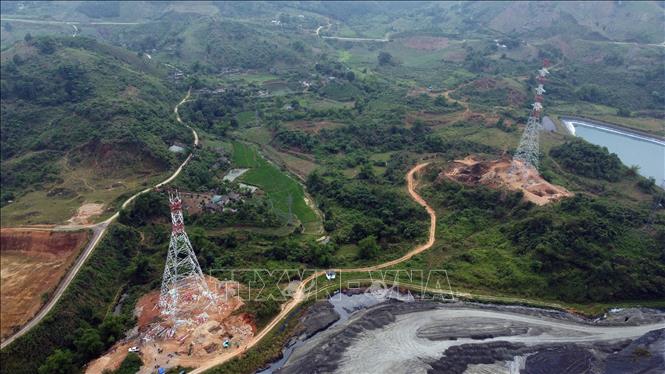 Dự án đường dây 220kV Lào Cai – Bảo Thắng được khởi công từ tháng 12/2020 và dự kiến hoàn thành trước 30/4/2022. Ảnh: Huy Hùng – TTXVN
