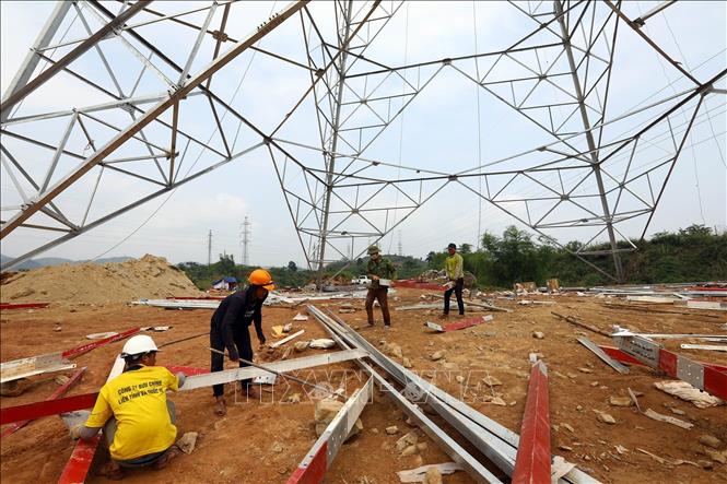 Nhà thầu thi công đang đẩy nhanh tiến độ dựng cột để hoàn thành trước ngày 18/4. Ảnh: Huy Hùng – TTXVN
