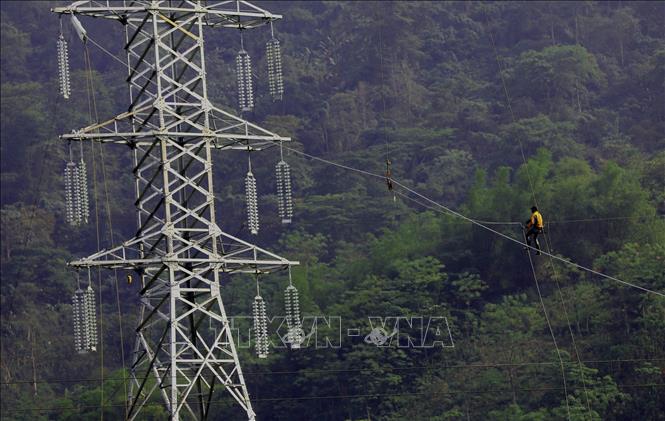 Để thi công kéo dây, ngành điện lực Lào Cai đã phải cắt điện tại một số ngăn lộ. Ảnh: Huy Hùng – TTXVN
