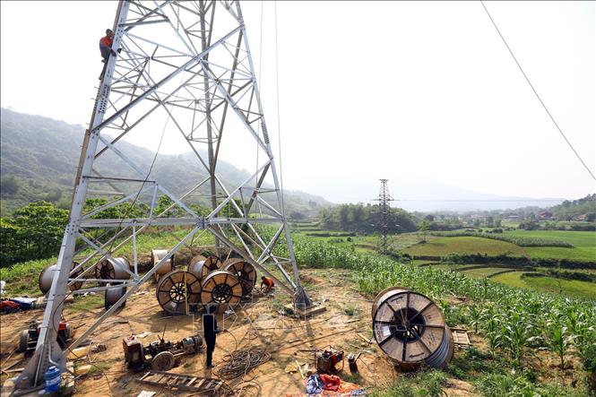 Dự án được đầu tư xây dựng nhằm truyền tải 330MW nguồn điện nhập khẩu từ nước ngoài về Việt Nam. Ảnh: Huy Hùng – TTXVN

