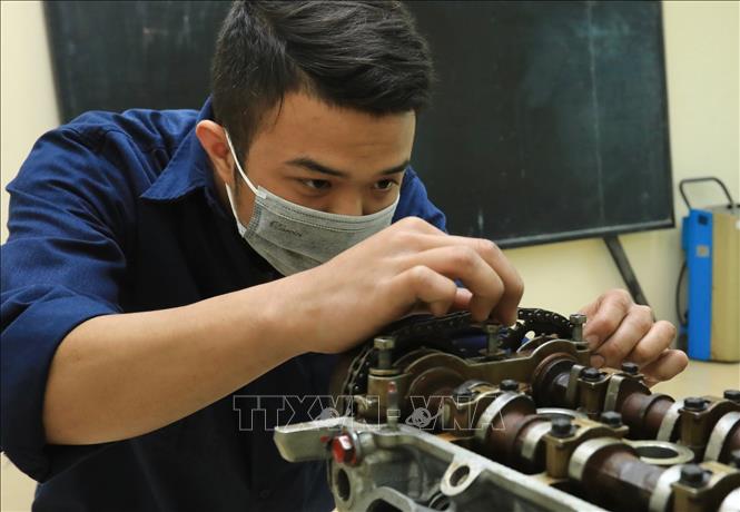 Trong ảnh: Tháng 1/2022, sinh viên Lưu Danh Quyết, K13 - Cao đẳng công nghệ ô tô, được nhận Bằng khen của Bộ trưởng Bộ Lao động - Thương binh và Xã hội vì có thành tích trong Hội thi kỹ năng nghề Quốc gia năm 2020. Ảnh: Hoàng Hiếu - TTXVN