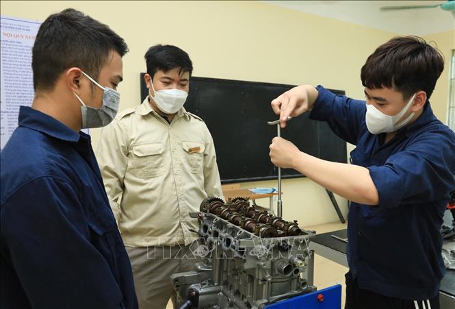 Trong ảnh: Sinh viên K13 (Khoa công nghệ ô tô) thực hành tháo lắp, sửa chữa động cơ ô tô. Ảnh: Hoàng Hiếu - TTXVN