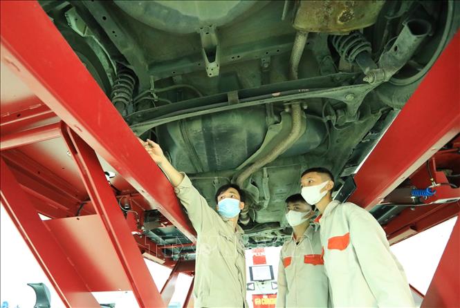 Trong ảnh: Giảng viên Nguyễn Thanh Tùng  (Khoa Công nghệ ô tô) hướng dẫn các chi tiết ô tô cho học viên lớp trung cấp K50. Ảnh: Hoàng Hiếu - TTXVN