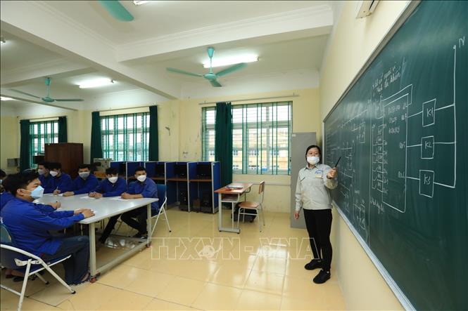 Trong ảnh: Giảng viên Ngô Thị Oanh (Khoa điện công nghiệp) hướng dẫn PLC nâng cao cho sinh viên K13. Ảnh: Hoàng Hiếu - TTXVN