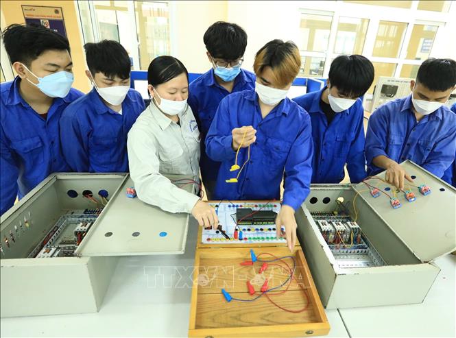 Trong ảnh: Giảng viên Ngô Thị Oanh (Khoa điện công nghiệp) hướng dẫn PLC nâng cao cho sinh viên K13. Ảnh: Hoàng Hiếu - TTXVN