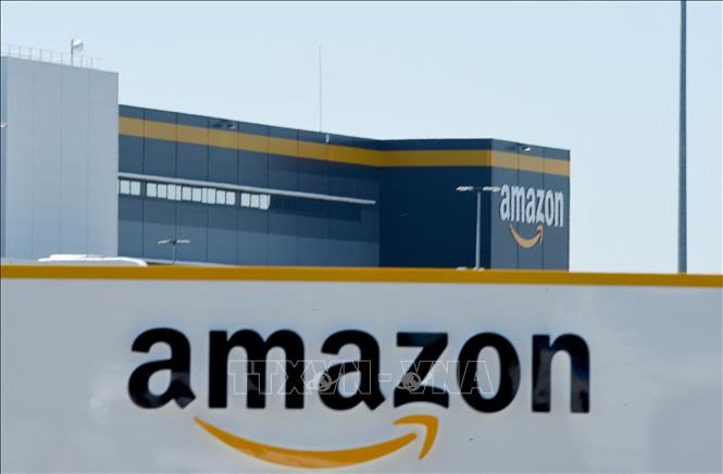 Trong ảnh: Logo của Tập đoàn Amazon tại một trung tâm ở Bretigny-sur-Orge, Pháp. Ảnh: AFP/TTXVN