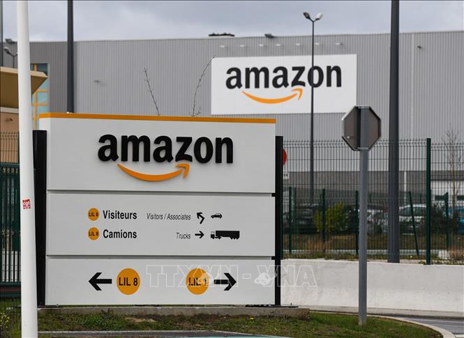 Trong ảnh: Logo của Tập đoàn Amazon tại một trung tâm logistics ở Lauwin-Planque, Pháp. Ảnh: AFP/TTXVN