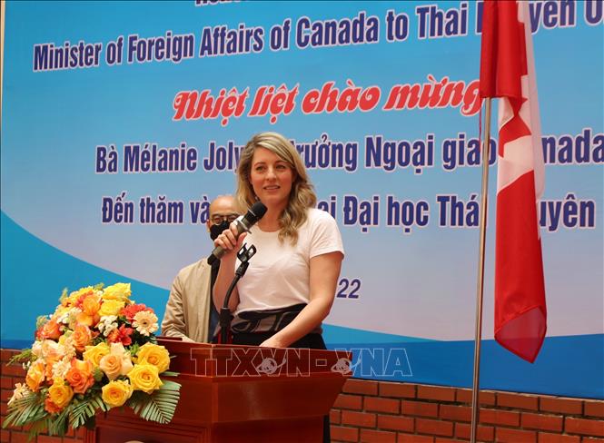 Bộ trưởng Ngoại giao Canada Mélanie Joly nói chuyện với cán bộ, sinh viên trường Đại học Thái Nguyên. Ảnh: Thu Hằng-TTXVN