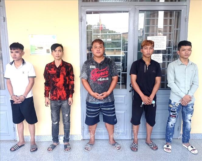 Trong ảnh: Nhóm đối tượng bị Công an tỉnh Đồng Nai bắt giữ. Ảnh: Nguyễn Văn Việt - TTXVN phát