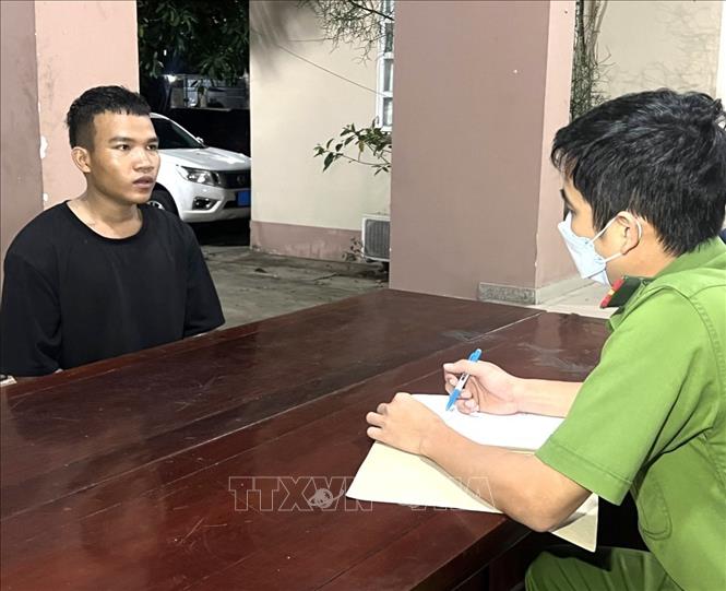 Trong ảnh: Cơ quan công an lấy lời khai của một đối tượng trong nhóm. Ảnh: Nguyễn Văn Việt - TTXVN phát