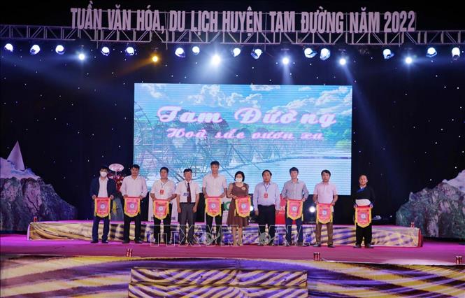 Ban tổ chức trao cờ lưu niệm cho các đoàn tham gia Tuần văn hóa, du lịch huyện Tam Đường năm 2022. Ảnh: Quý Trung – TTXVN