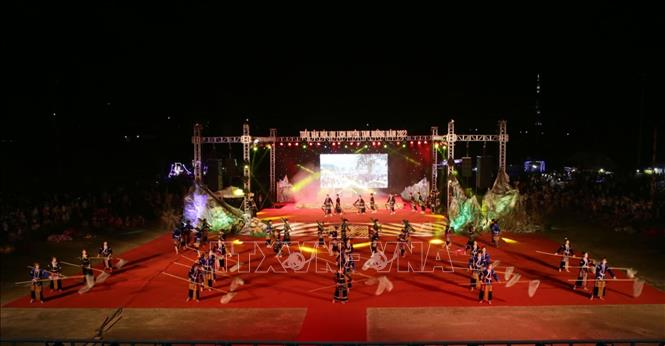 Tiết mục biễu diễn văn nghệ tái hiện lại một trong những hoạt động đời sống sinh hoạt của đồng bào dân tộc Giáy sinh sống trên địa bàn huyện Tam Đường (Lai Châu). Ảnh: Quý Trung – TTXVN