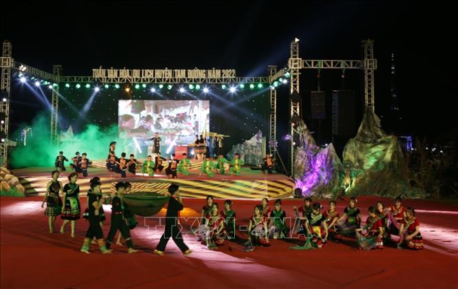 Biểu diễn văn nghệ của đồng bào dân tộc Mông sinh sống trên địa bàn huyện Tam Đường, tỉnh Lai Châu. Ảnh: Quý Trung – TTXVN