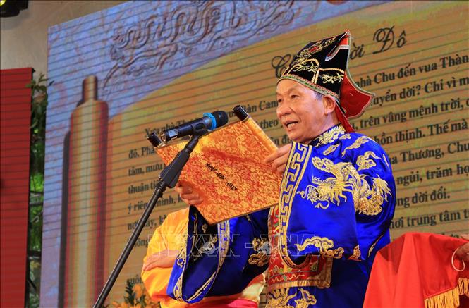 Trong ảnh: Quan đám đọc Chiếu dời Đô. Ảnh: Đinh Văn Nhiều - TTXVN