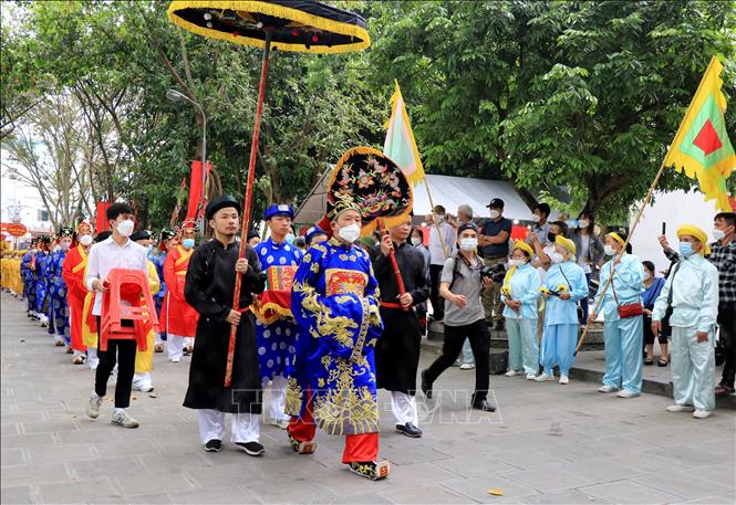 Trong ảnh: Đoàn rước kiệu tại Đền Đô. Ảnh: Đinh Văn Nhiều - TTXVN