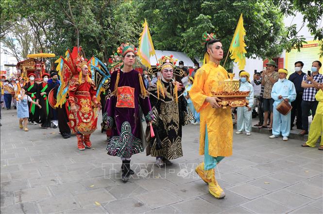 Đông đảo người dân tham gia đoàn rước kiệu tại Đền Đô. Ảnh: Đinh Văn Nhiều-TTXVN