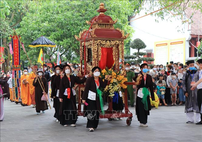 Trong ảnh: Đoàn rước kiệu tại Đền Đô. Ảnh: Đinh Văn Nhiều - TTXVN