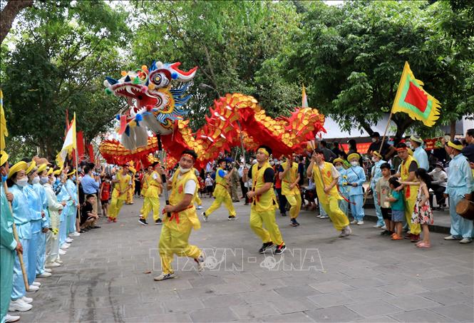 Trong ảnh: Đoàn múa rồng mở đầu Lễ hội Đền Đô. Ảnh: Đinh Văn Nhiều - TTXVN