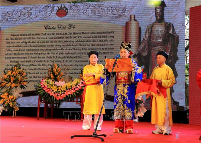Trong ảnh: Quan đám đọc Chiếu dời Đô. Ảnh: Đinh Văn Nhiều - TTXVN