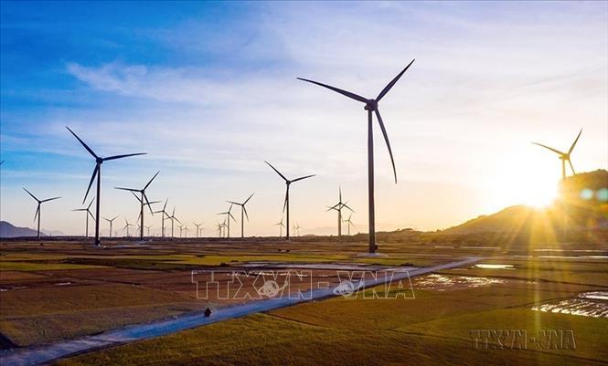 Những thay đổi của Ninh Thuận có thể nhìn thấy và cảm nhận rõ. Đó là những cánh đồng điện gió, điện mặt trời thay cho triền đồi khô cằn. Trong ảnh: Tổ hợp điện năng lượng tái tạo của Tập đoàn Trung Nam đầu tư tại huyện Thuận Bắc. Ảnh: Công Thử - TTXVN