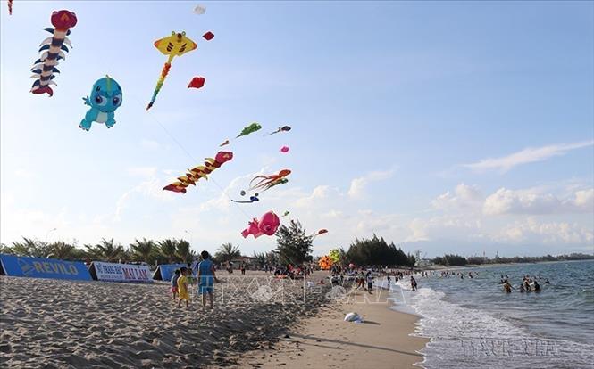 Những bãi biển, thắng cảnh hoang sơ ngày trước, bây giờ là những điểm du lịch nổi tiếng, với những khu du lịch đẳng cấp được doanh nghiệp rót vốn đầu tư. Trong ảnh: Biểu diễn diều nghệ thuật tại bãi biển Bình Sơn, thành phố Phan Rang – Tháp Chàm. Ảnh: Nguyễn Thành – TTXVN