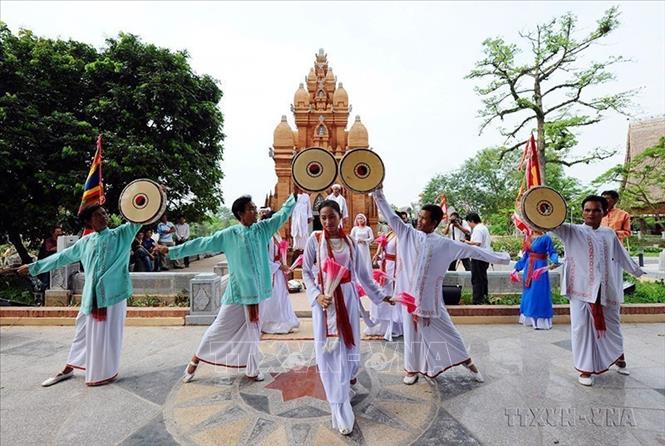 Trình diễn lễ hội văn hoá truyền thống của đồng bào dân tộc Khơ Me tỉnh Ninh Thuận. Ảnh: Thanh Hà - TTXVN