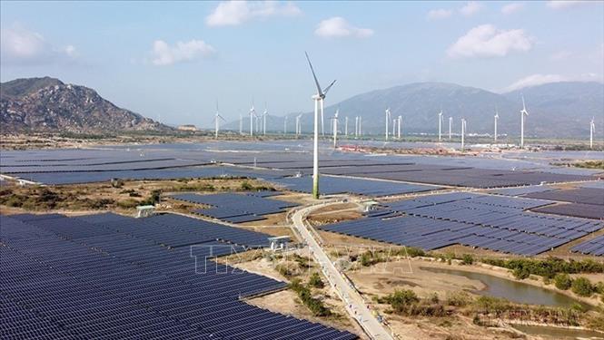 Đến nay, Ninh Thuận đã định hình một cơ cấu ngành kinh tế dựa trên các trụ cột căn bản là mới và khác là ngành năng lượng tái tạo, du lịch đẳng cấp và chuỗi nông sản đặc sản, thay thế rất nhanh cấu trúc kinh tế truyền thống dựa chủ yếu vào kinh tế nông nghiệp. Trong ảnh: Quy mô tổ hợp điện năng lượng tái tạo của Tập đoàn Trung Nam tại huyện Thuận Bắc (Ninh Thuận). Ảnh: Công Thử - TTXVN