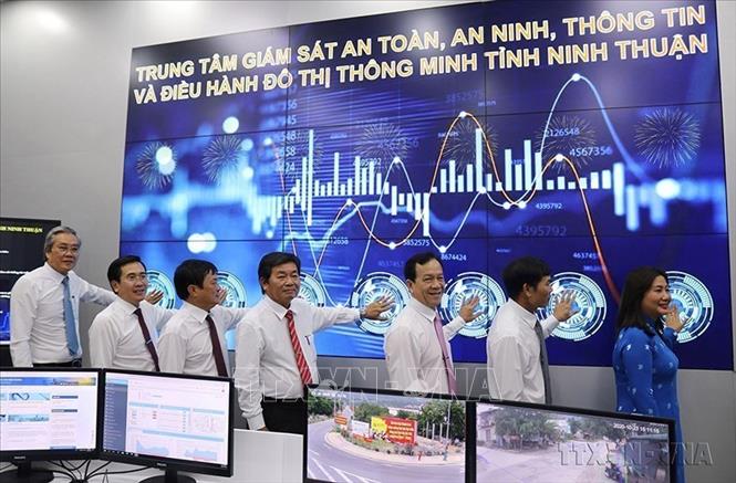 Khai trương Trung tâm Giám sát, điều hành đô thị thông minh IOC - Intelligent Operations Center, đánh dấu bước phát triển mới của Ninh Thuận trong nỗ lực thực hiện mục tiêu xây dựng chính quyền điện tử, đô thị thông minh nhằm nâng cao chất lượng phục vụ người dân, nâng cao hiệu quả hoạt động của cơ quan Nhà nước. Ảnh: Nguyễn Thành – TTXVN