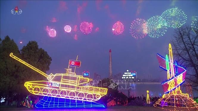 Trong ảnh: Những tràng pháo hoa rực rỡ mừng kỷ niệm 110 năm ngày sinh của cố lãnh tụ Triều Tiên Kim Nhật Thành tại thủ đô Bình Nhưỡng, tối 15/4/2022. Ảnh: YONHAP/TTXVN