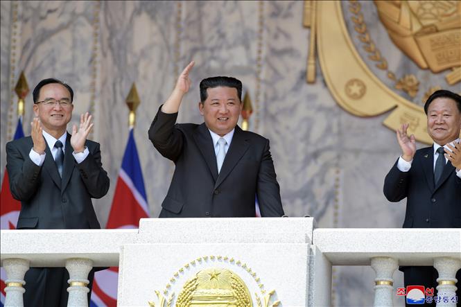 Trong ảnh: Nhà lãnh đạo Triều Tiên Kim Jong-un (giữa) cùng các quan chức cấp cao dự lễ kỷ niệm 110 năm ngày sinh của cố lãnh tụ Triều Tiên Kim Nhật Thành, tại thủ đô Bình Nhưỡng, ngày 15/4/2022. Ảnh: KCNA/TTXVN