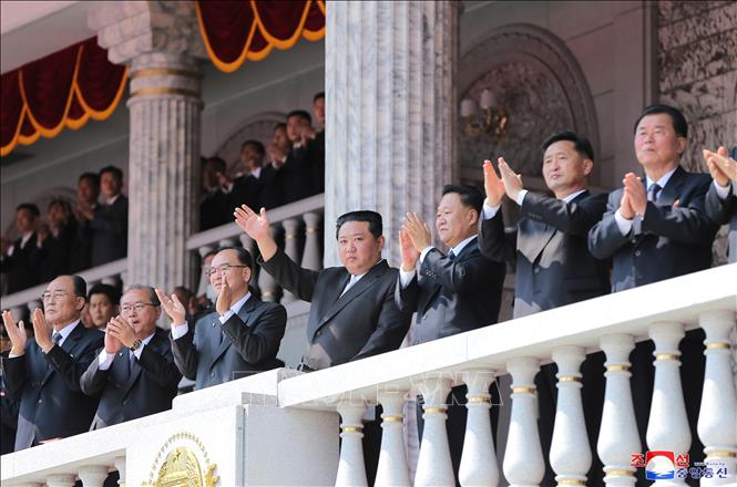 Trong ảnh: Nhà lãnh đạo Triều Tiên Kim Jong-un (giữa) cùng các quan chức cấp cao dự lễ kỷ niệm 110 năm ngày sinh của cố lãnh tụ Kim Nhật Thành, tại thủ đô Bình Nhưỡng, ngày 15/4/2022. Ảnh: YONHAP/TTXVN