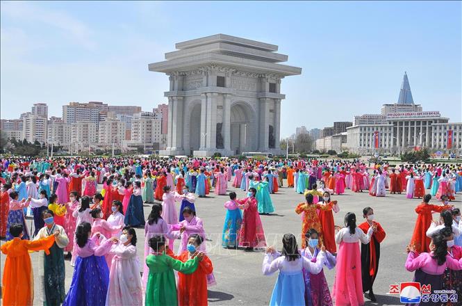 Trong ảnh: Người dân Triều Tiên biểu diễn tại lễ mít tinh kỷ niệm 110 năm ngày sinh của cố lãnh tụ Kim Nhật Thành, tại thủ đô Bình Nhưỡng, ngày 15/4/2022. Ảnh: YONHAP/TTXVN
