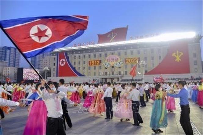 Trong ảnh: Người dân Triều Tiên biểu diễn tại lễ mít tinh kỷ niệm 110 năm ngày sinh của cố lãnh tụ Kim Nhật Thành, tại thủ đô Bình Nhưỡng, ngày 15/4/2022. Ảnh: Kyodo/TTXVN