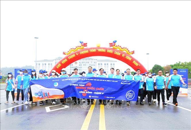 Hơn 500 đoàn viên, hội viên, thanh niên Sơn La tham gia chạy bộ và đi bộ, với quãng đường từ 2 - 3 km/người. Hội Liên hiệp thanh niên các huyện, thành phố trong tỉnh cũng đồng loạt tham gia hưởng ứng tại địa phương. Ảnh: Quang Quyết-TTXVN