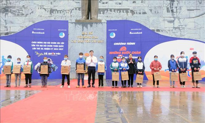 Ban Tổ chức trao tặng các suất quà cho học sinh dân tộc thiểu số có hoàn cảnh khó khăn trên địa bàn tỉnh Sơn La. Ảnh: Quang Quyết-TTXVN