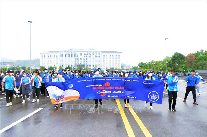 Hưởng ứng Chương trình “Những bước chân vì cộng đồng” chặng 4 tại Sơn La, có hơn 500 đoàn viên, hội viên, thanh niên Sơn La tham gia chạy bộ và đi bộ, với quãng đường từ 2 - 3 km/người. Ảnh: Quang Quyết-TTXVN