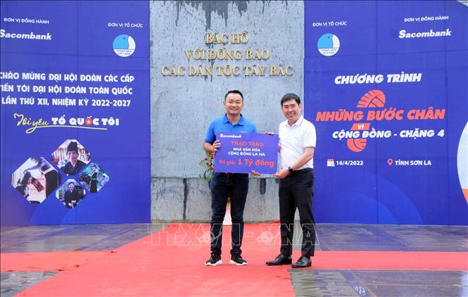 Ban Tổ chức trao tặng biểu trưng công trình Nhà văn hóa cộng đồng La Ha thuộc tỉnh Sơn La. Ảnh: Quang Quyết-TTXVN