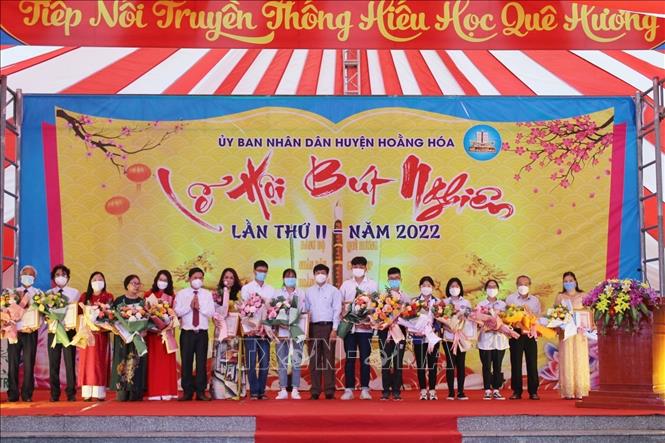 15 cá nhân đạt thành tích xuất sắc trong lao động và học tập được khen thưởng. Ảnh: Khiếu Tư - TTXVN
