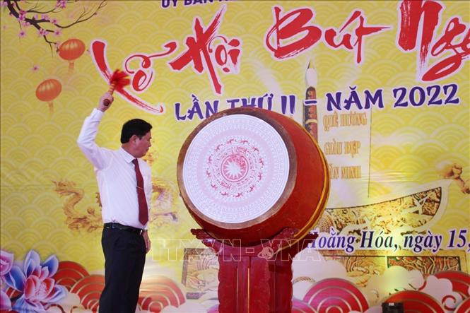 Ông Lê Sỹ Nghiêm, Chủ tịch UBND huyện Hoằng Hoá đánh trống khai hội. Ảnh: Khiếu Tư - TTXVN
